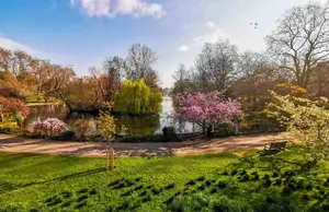 What is the weather in London in April like? Imagine strolling through blooming parks and gardens. Check out our guide of suggestions to the weather in April.