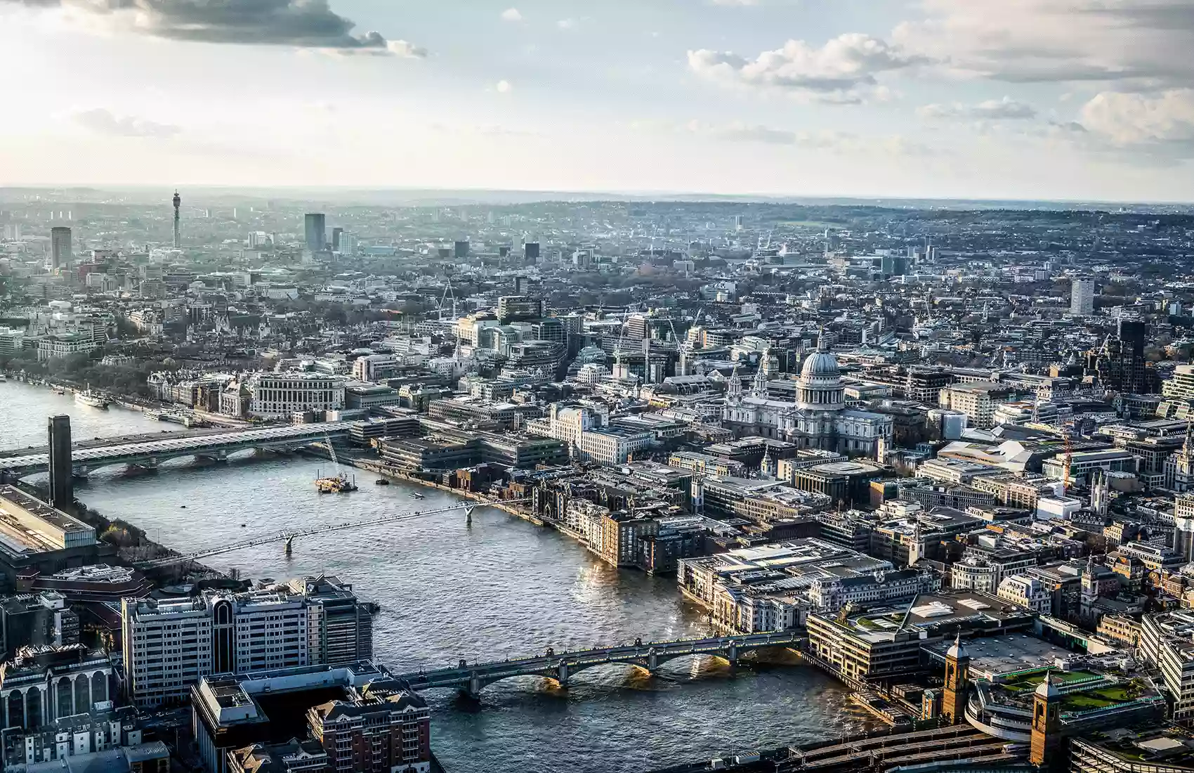 Where is London? A bird's eye view of the capital city of England.