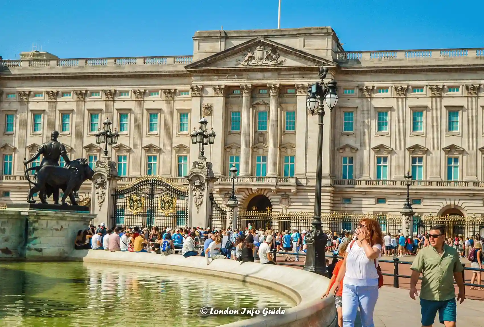 Victoria Memorial fountain with a backdrop of Buckingham Palace.