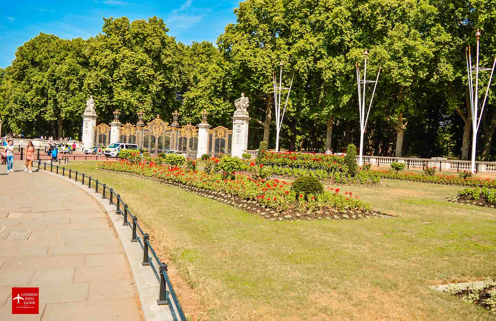A beautiful sunny day on the outside of Buckiingham Palace. Surroundings of the outside of Buckingham Palace.