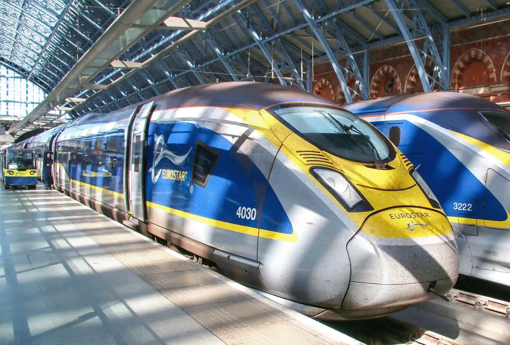 Experience the fast and convenient Eurostar train from London to Paris and Europe. Train station in London with the Eurostar train.