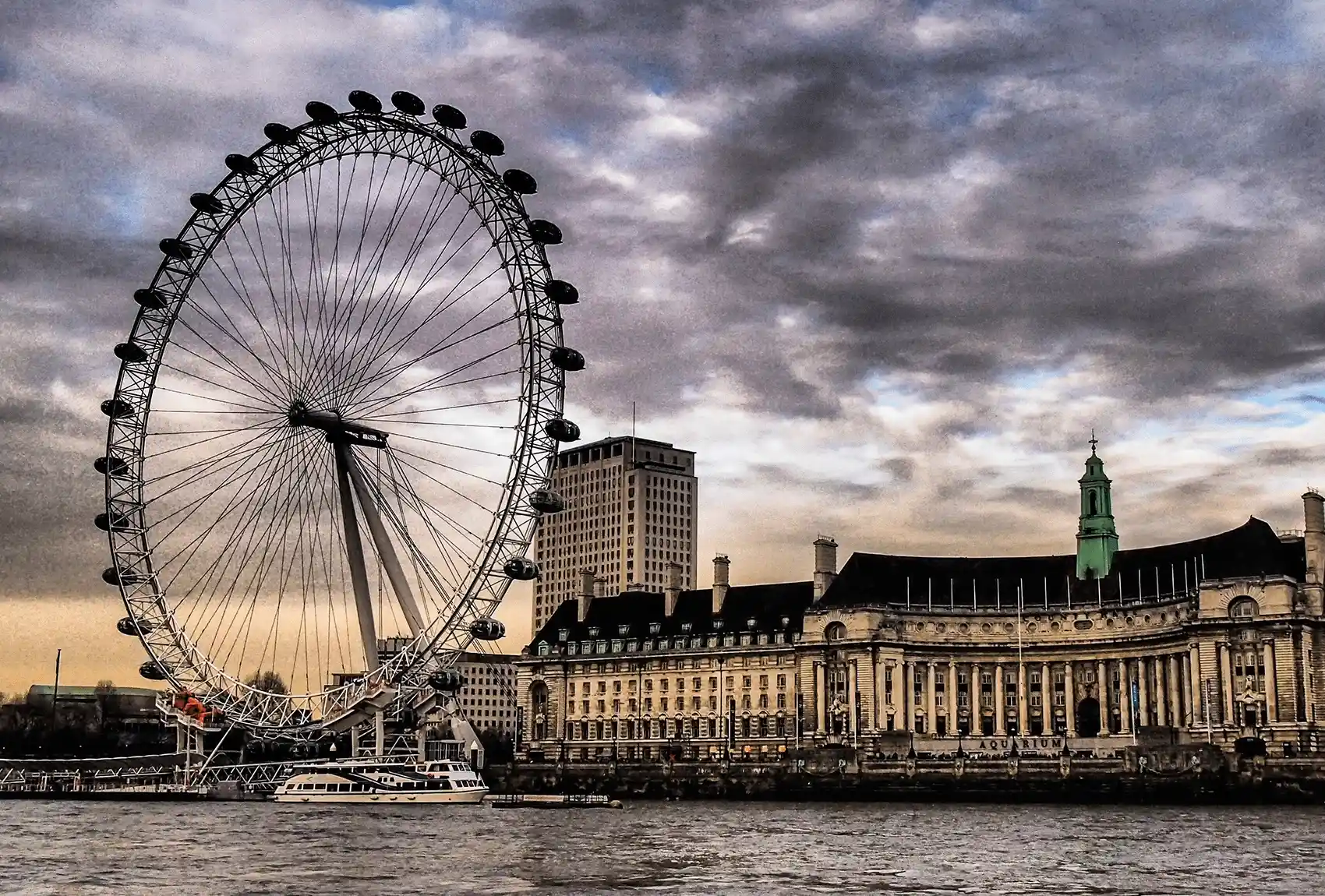 Things to know before visiting London. London Eye at sunset.